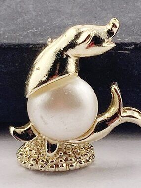 VINTAGE Faux pearl and gold tone metal performing seal brooch 1950s 1960s pin
